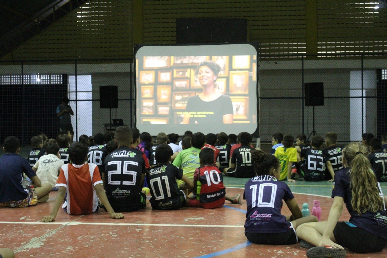 Crianças assistem a uma projeção audiovisual durante atividade educativa do Gondwana FC