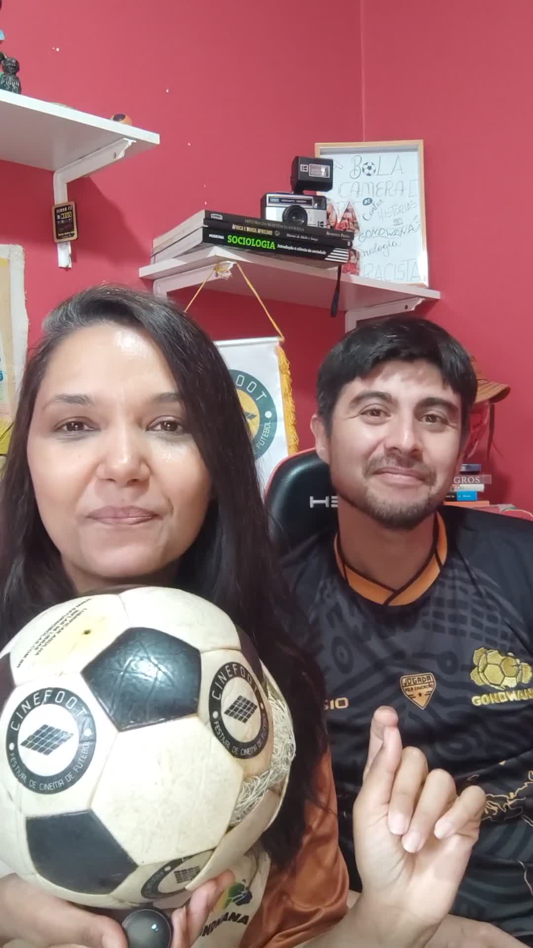 Duas pessoas do Time da Educação segurando uma bola juntas