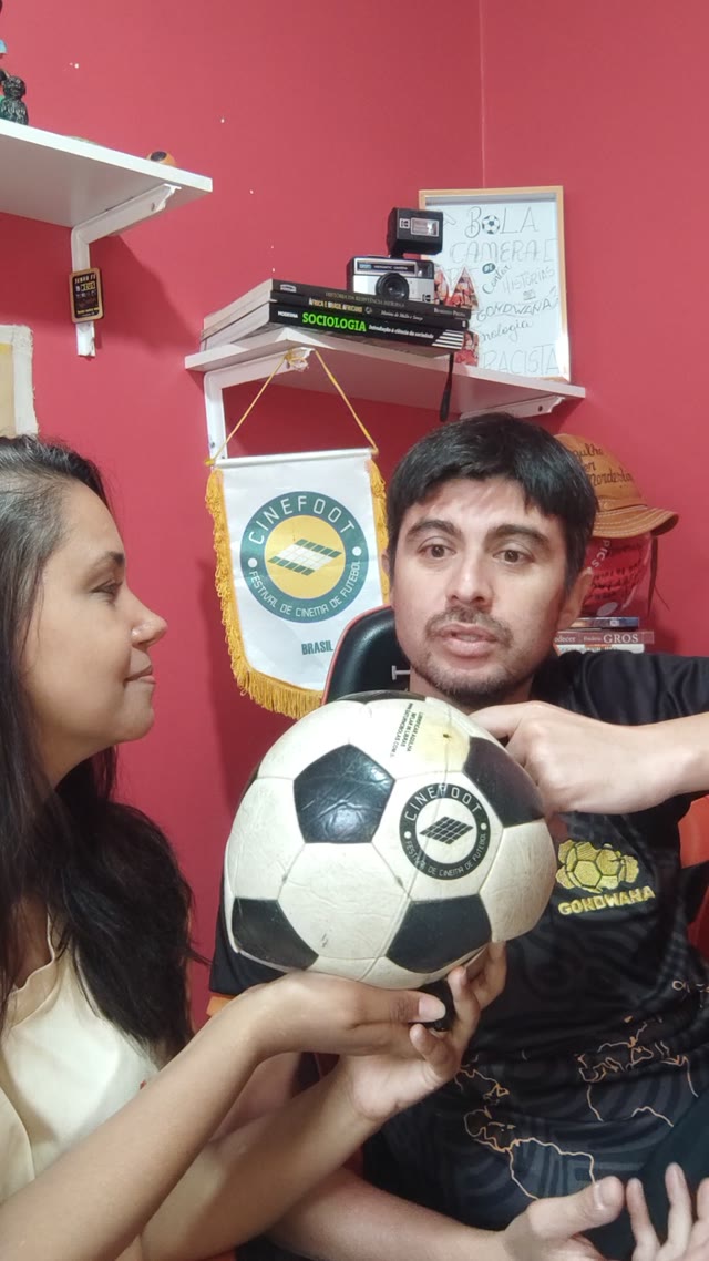 Atividade Gondwana com bola, câmera e materiais educativos