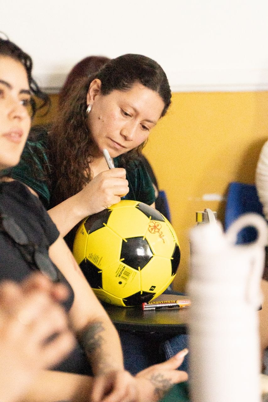 Bola nas mãos durante atividade educativa Gondwana