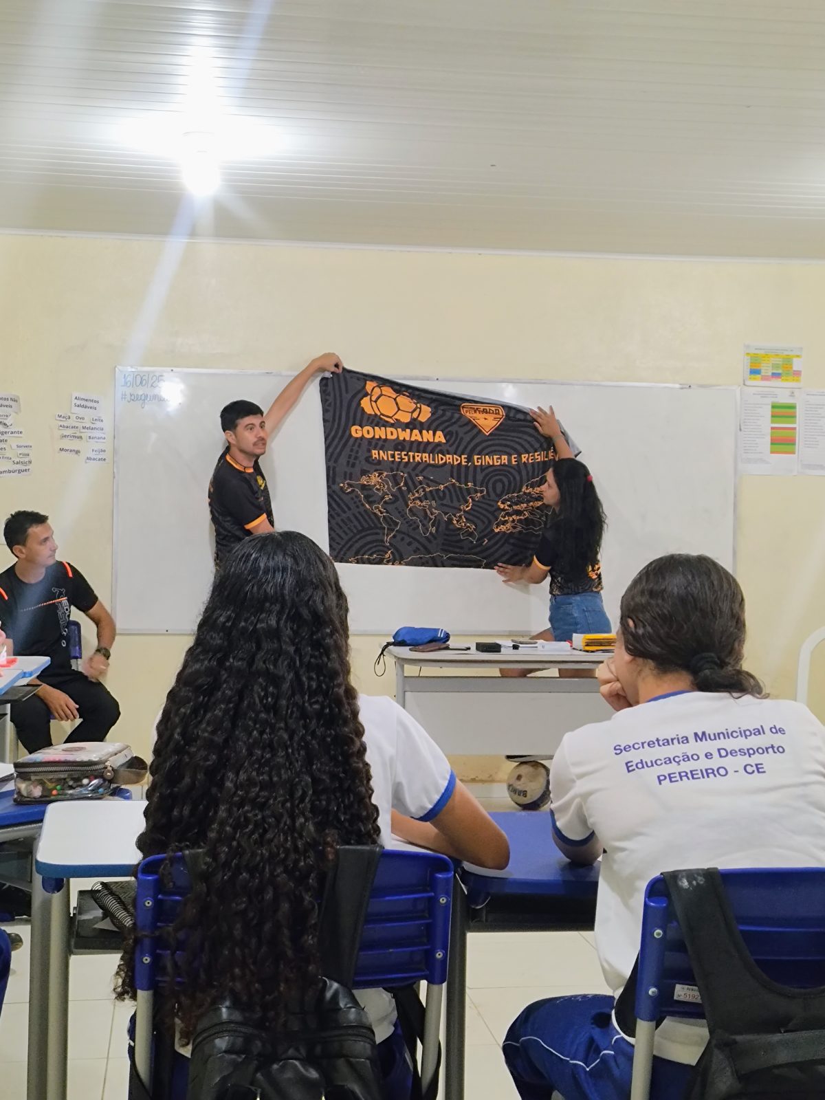 Oficina educativa com participantes reunidos em sala