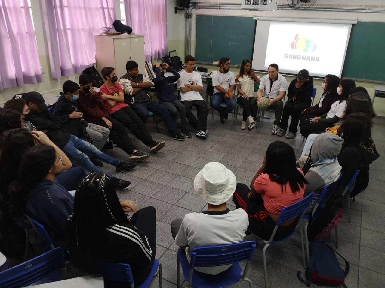 Atividade Gondwana com bola, câmera e materiais educativos